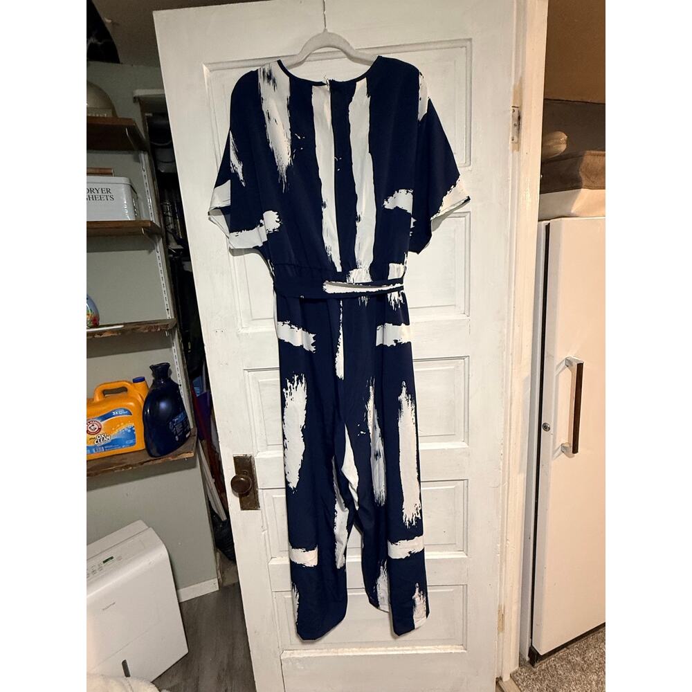 BloomChic Navy and White Abstract Print V-Neck Jumpsuit Size US 18- - Picture 6 of 7